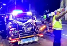 Satlantas Polres Jaktim Bersihkan Ranjau Paku di Jalan Raya Kalimalang