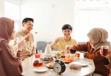 Makan Hidangan Bersantan, Ini Cara Menghindari Kolesterol Naik saat Lebaran