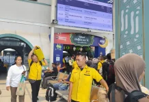 Mengangkat Beban, Mengantar Rindu, Cerita Porter di Riuhnya Stasiun Pasar Senen