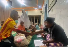 Penyintas Bencana Banjir di Tapsel Bayar Zakat di Masjid