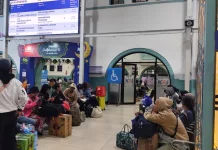 Arus Mudik H-1 Lebaran di Stasiun Pasar Senen Ramai tanpa Penumpukan Penumpang