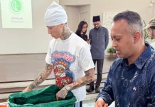 Rapper Inggris Central Cee Tuai Pujian usai Bantu Kemas Paket Lebaran di Singapura