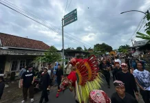Ribuan Warga Padati Tradisi Barong Ider Bumi saat Lebaran di Banyuwangi
