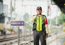 Petugas KAI Services Tetap Melayani Pemudik saat Lebaran 2026
