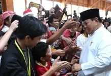 Warga Unboxing Bingkisan Gelar Griya Presiden, Ada Biskuit hingga Sembako