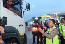 Kakorlantas Tegur Sopir Truk Sumbu Tiga di Gerbang Tol Pejagan