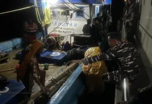 TNI AL Evakuasi Kapal Terbakar di Perairan Bitung, 14 Orang Selamat