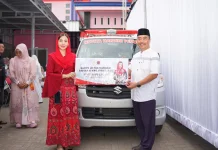 Demi Layanan Kesehatan Trenggalek, Komisi VII DPR Serahkan Bantuan Ambulance