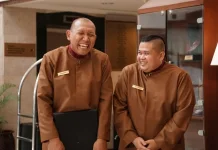 Sentuhan Komedi Oki Rengga dan Lolox Segarkan Film Horor 'Tiba-Tiba Setan'
