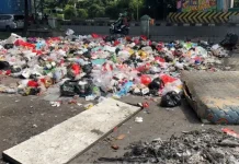 Sampah Menumpuk di Taman Koja usai Lebaran, Pengangkutan Terkendala