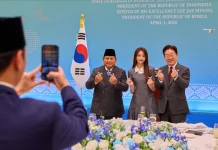 Carmen H2H Pose 'Finger Heart' Bersama Presiden Prabowo dan Presiden Lee Jae Myung