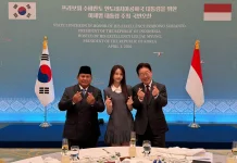 Makna 'Finger Heart' di Balik Momen Carmen H2H Bersama Dua Kepala Negara