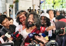 Aaron Beberkan Pengalaman Puasa-Menangis Perankan Yesus di Jalan Salib Katedral