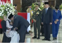 Negara Hadir dalam Duka: Pelukan Presiden untuk Anak Prajurit
