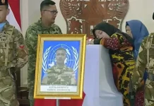 Tangis Keluarga Iringi Upacara Penghormatan Terakhir Jenazah Prajurit TNI