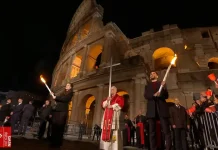 Paus Leo XIV Pimpin Jalan Salib di Koloseum, Membawa Salib Sepanjang Prosesi