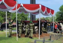 Jenazah Kopda Farizal Rhomadhon Dimakamkan Secara Militer di TMP Giripeni