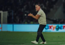 Nikmati Liburan, John Herdman Main Bola di Pantai dengan Warga Lombok