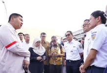 Dirut KAI Dampingi Menteri Maruarar Tinjau Bantaran Rel Jakarta