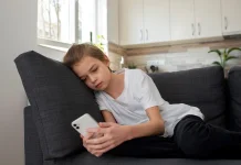 Anak Terpapar Gadget Terlalu Lama, Risiko Obesitas Meningkat