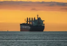 Diizinkan Iran, 15 Kapal Lintasi Selat Hormuz