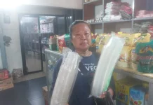 Kenaikan Harga Plastik di Bekasi Bikin Pedagang Jajanan 'Bocil' Kebingungan