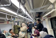 Hari Pertama WFH, Penumpang LRT Jatimulya Tetap Ramai