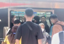 Hari Pertama WFH bagi ASN, Stasiun Bekasi Tetap Ramai