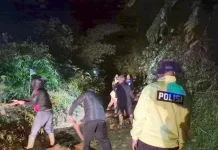 Petugas Gabungan Bersihkan Longsor Jalur Banjarwangi-Singajaya Garut