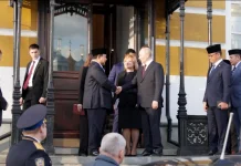 Momen Keakraban Akhir Pertemuan Presiden Prabowo dan Putin Bertukar Cinderamata