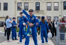 Komandan Artemis II NASA Tak Mau Lepas Maskot Boneka Bulan Bernama “Rise”