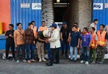 Di Tengah Sidak Gudang Bulog di Magelang, Presiden Sapa dan Foto Bareng Pegawai