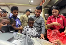 Wapres Belanja Alat Tulis bersama Anak Yatim
