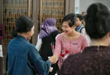 Semarak Hari Kartini, Ratusan Petugas Whoosh Berkebaya, Bagikan Bunga dan Kado