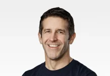 Siapa John Ternus? Insinyur Apple yang Kini Jadi CEO Pengganti Tim Cook