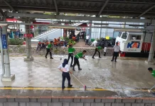 KAI Services Bersihkan Stasiun Bekasi Timur Usai Musibah