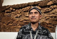 Kisah Seniman Suhartono, Mengukir Keindahan Laut di Atas Kayu Jepara