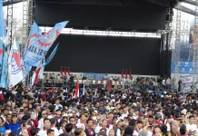 Penampilan Tantri ‘Kotak’ Hangatkan Suasana May Day di Monas