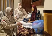 Penuh Kesabaran, Para Petugas Landis Dampingi Jemaah Lansia