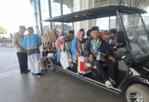 Golf Cart Rooftop di Masjidil Haram Permudah Jemaah Lansia Beribadah