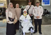 Langkah Tertatih Lansia Menuntaskan Umrah di Tanah Suci