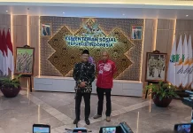 Mensos Tegaskan Sepatu Viral Bukan dari Program Sekolah Rakyat