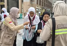 PPIH Madinah Bagikan Oralit Cegah Heat Stroke Jemaah