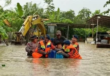Brimob Bantu Evakuasi Ratusan Warga Terdampak Banjir di Kendari