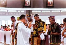 Jemaat Gereja di Belu Kenakan Tenun dalam Ibadah Kenaikan Yesus Kristus