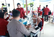 Polda Jatim Beri Layanan Kesehatan Gratis dan Pembagian Sembako untuk Warga