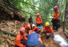 Tim SAR Gabungan Evakuasi Dua Korban Longsor Curug Cileat Subang