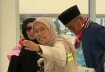 Tangan Hangat Ditha Jaga Martabat Jemaah Lansia Indonesia
