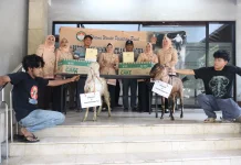 Dharma Wanita Persatuan Pusat Serahkan Hewan Kurban di Dua Masjid Jaksel