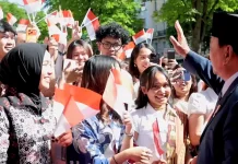 Sambutan Hangat Pelajar Indonesia saat Presiden Prabowo Tiba di Prancis